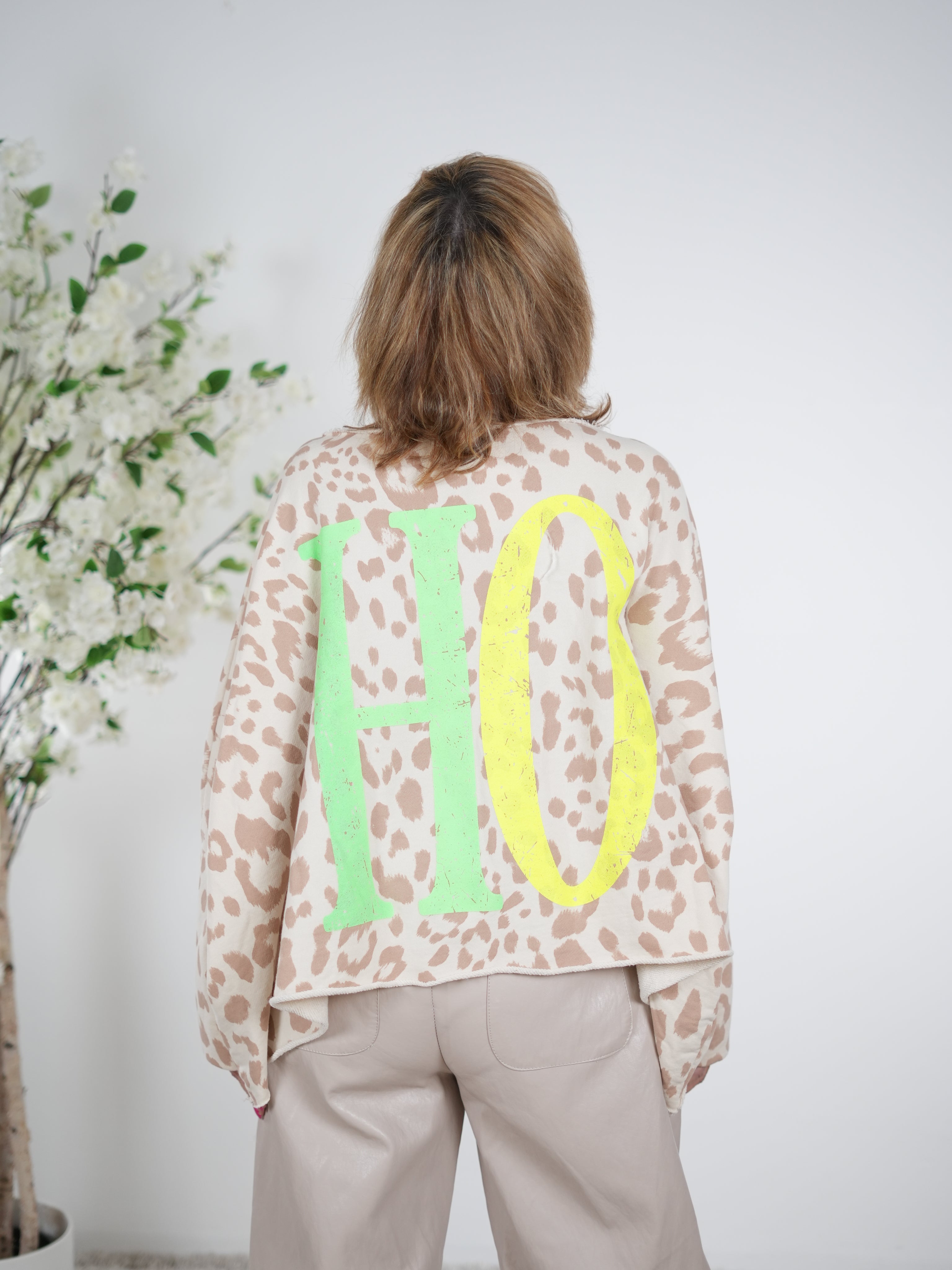 lässiges oversize Sweaty mit bunten Buchstaben