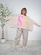 lässiges oversize Sweaty mit bunten Buchstaben