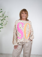 lässiger oversize Poncho mit bunten Buchstaben