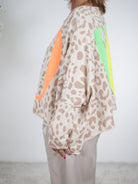 lässiges oversize Sweaty mit bunten Buchstaben