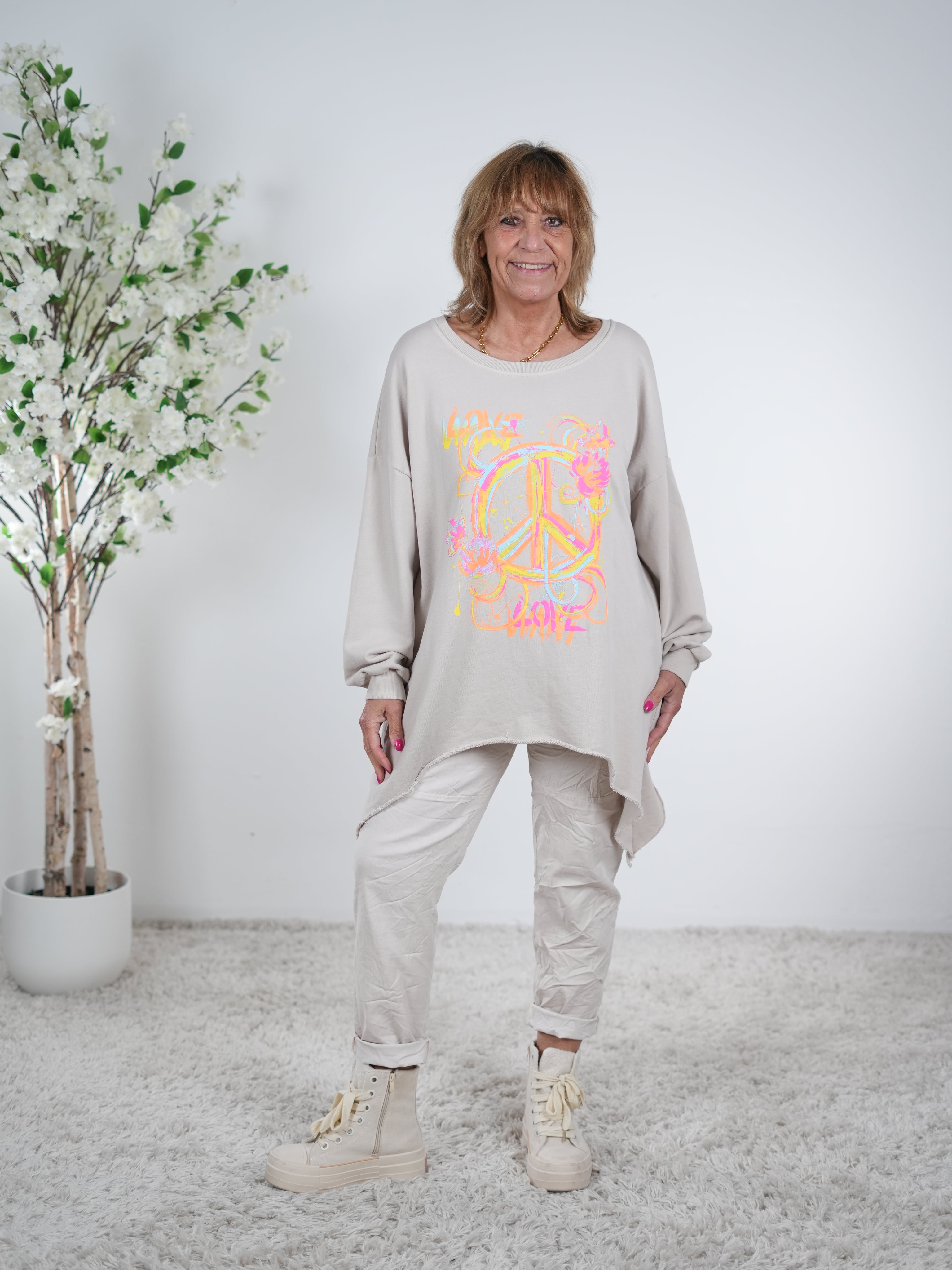 lässiges Sweaty mit Peace Zeichen in neon