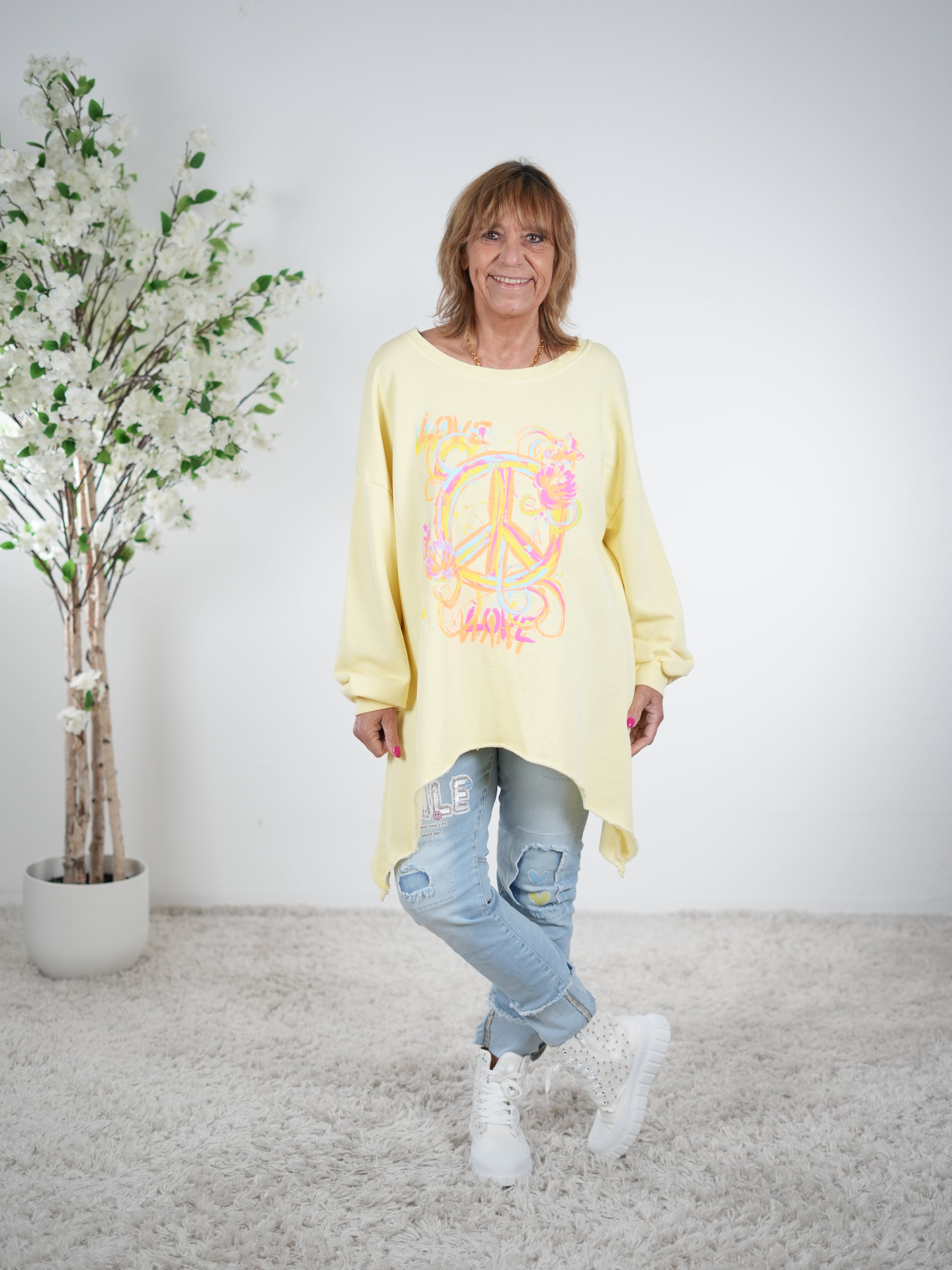 lässiges Sweaty mit Peace Zeichen in neon