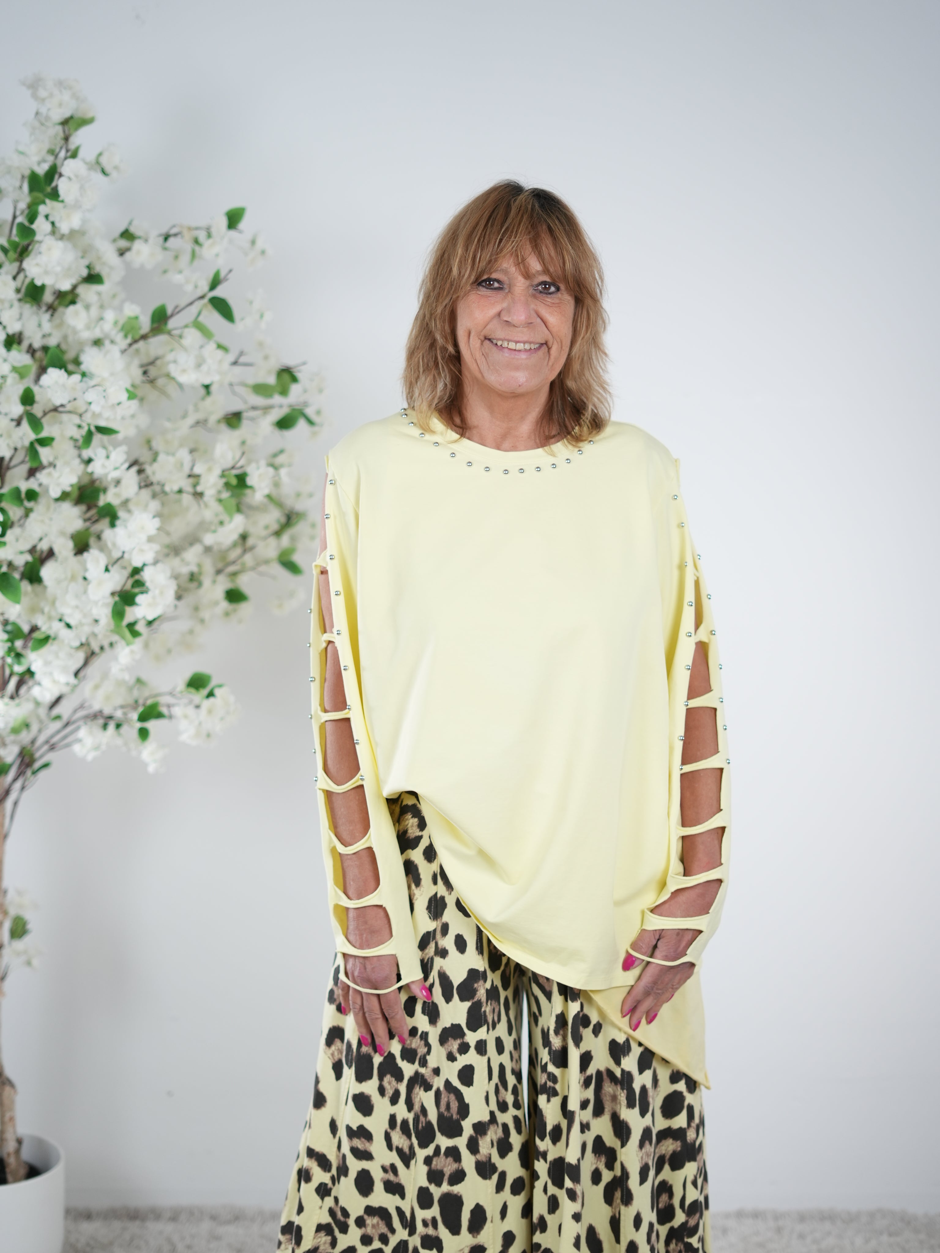 langarm Shirt mit Nieten und Cut Outs One Size (ca Größe 40-44) Gelb