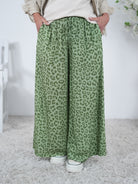 leichte Marlene Hose im Leo Look Einheitsgröße (ca Gr. 38-44) Lindgrün