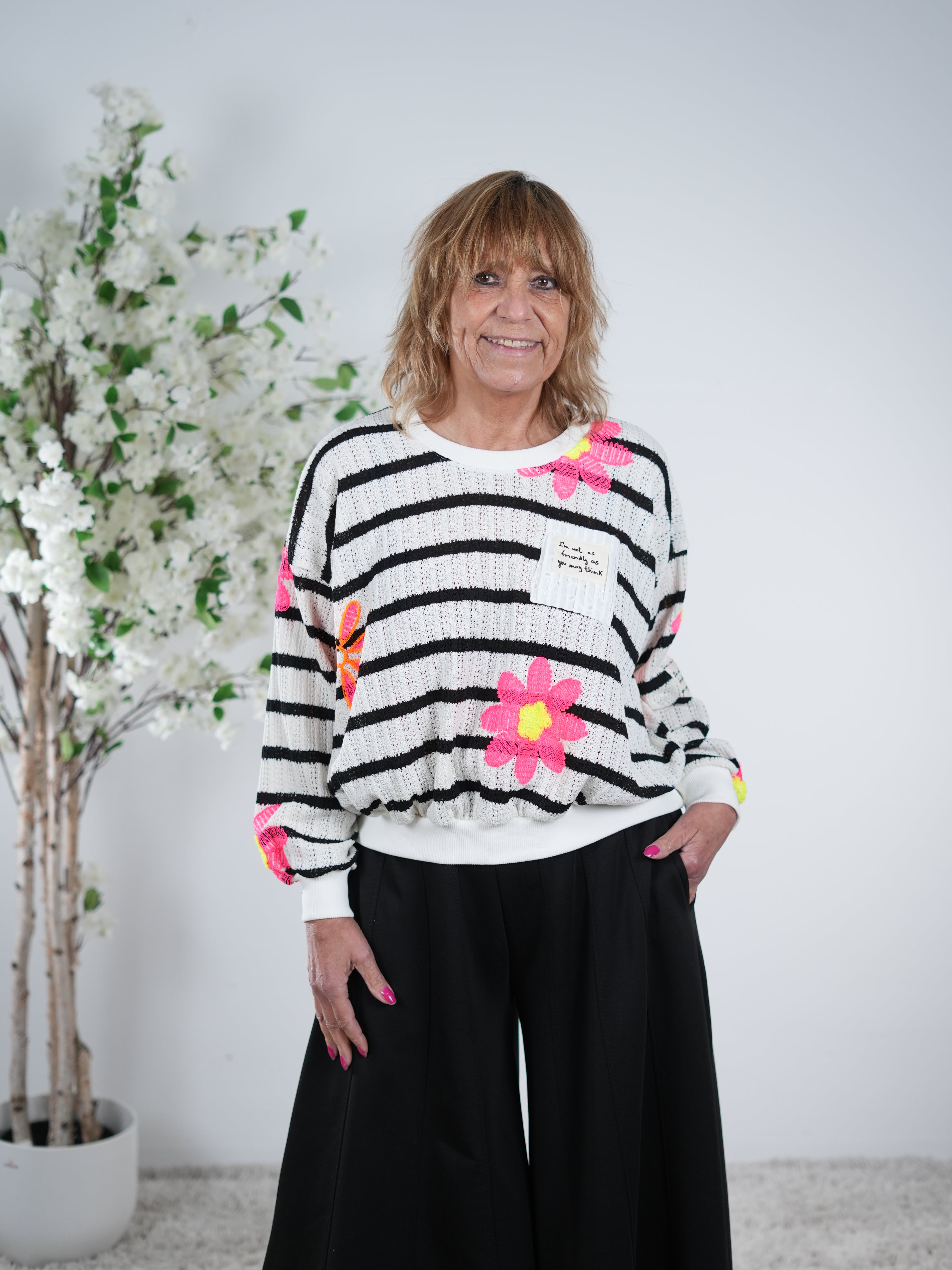 leichter, gestreifter Häkelpulli mit Blumen verziert