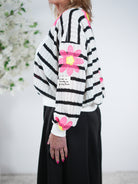 leichter, gestreifter Häkelpulli mit Blumen verziert