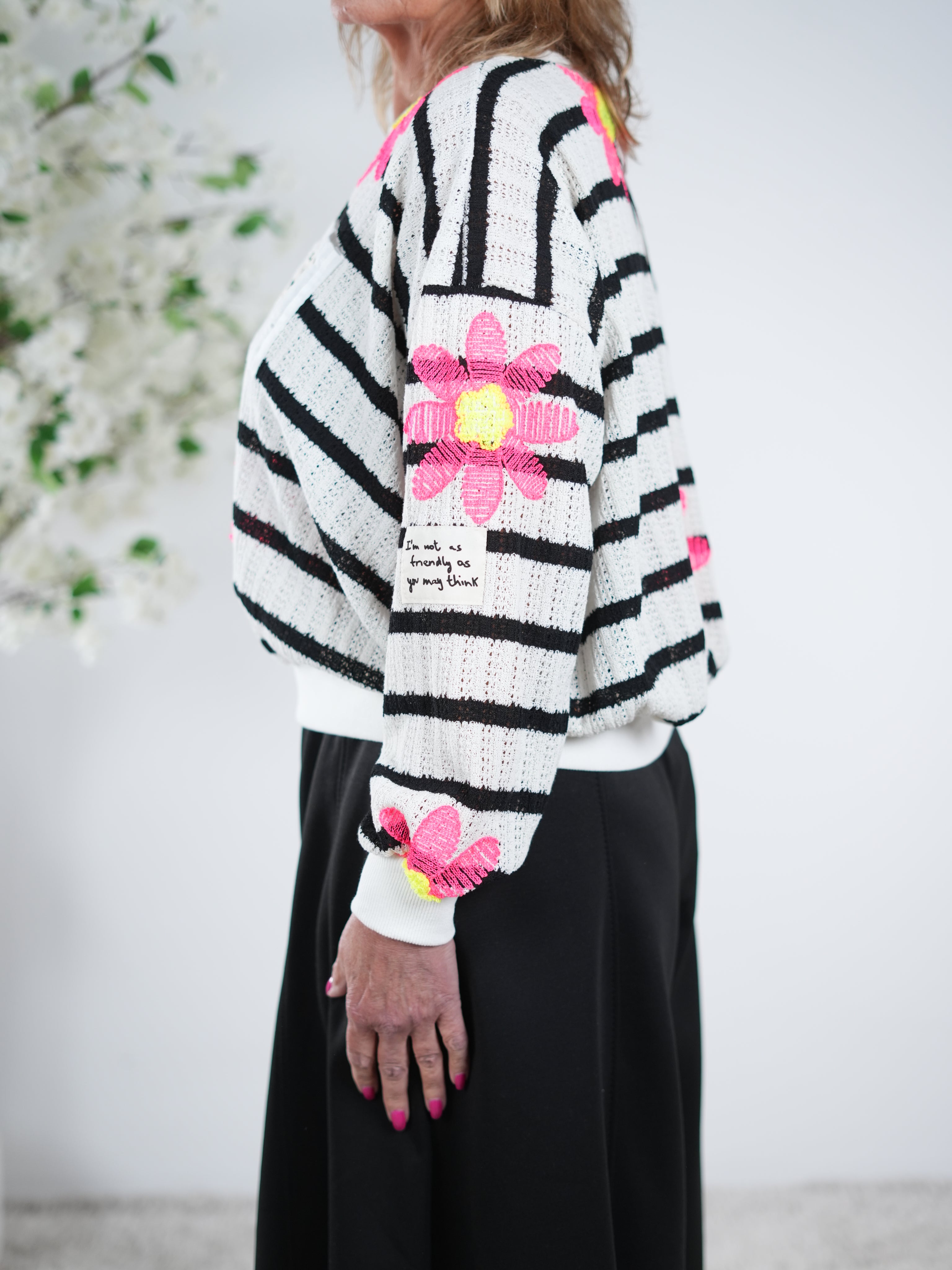 leichter, gestreifter Häkelpulli mit Blumen verziert