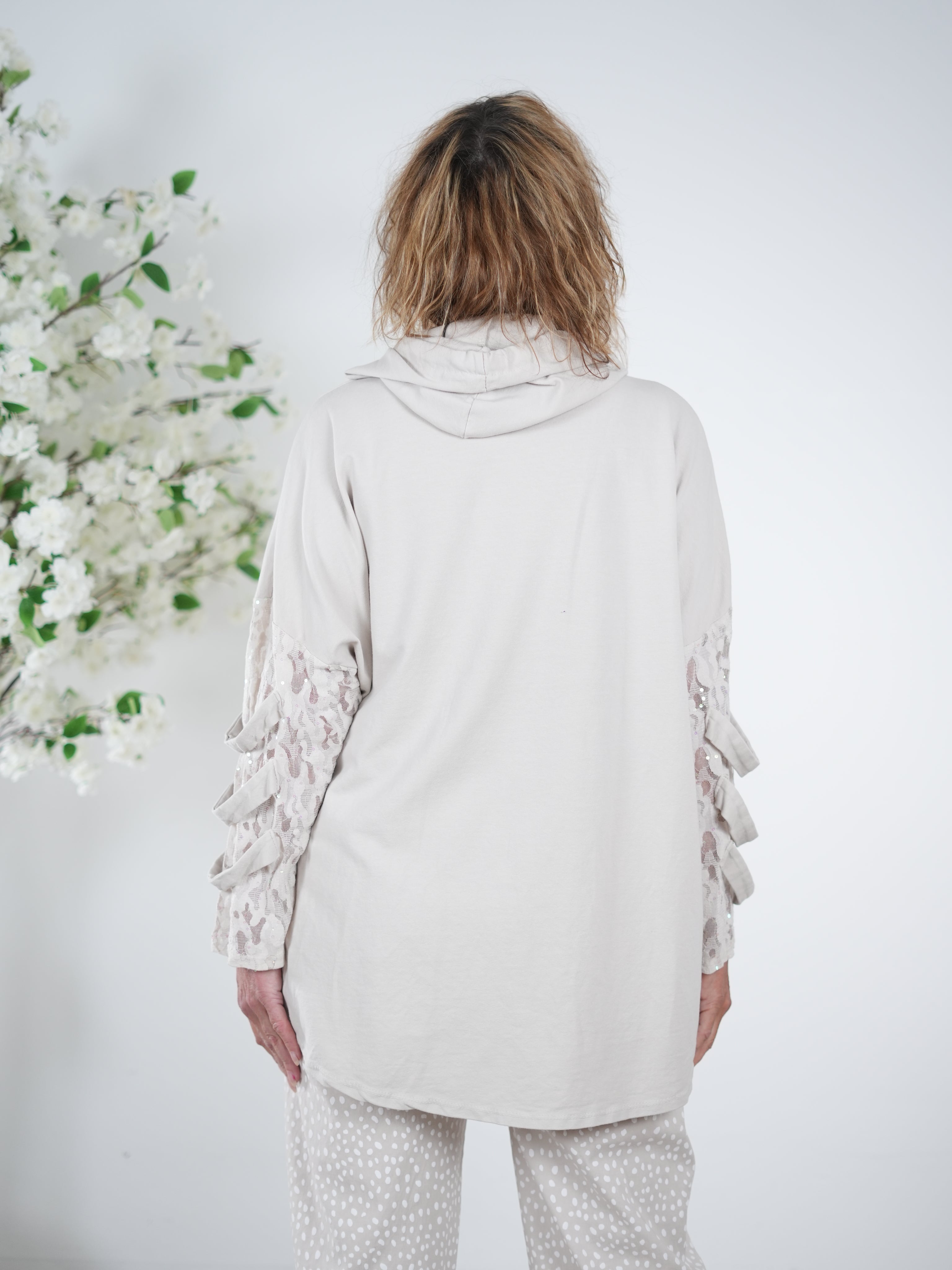 leichter Hoody mit auffälligen Ärmeln und Spitze am Abschluss