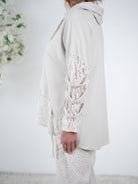 leichter Hoody mit auffälligen Ärmeln und Spitze am Abschluss