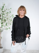leichter Hoody mit auffälligen Ärmeln und Spitze am Abschluss One Size (ca Gr. 40-44) Schwarz
