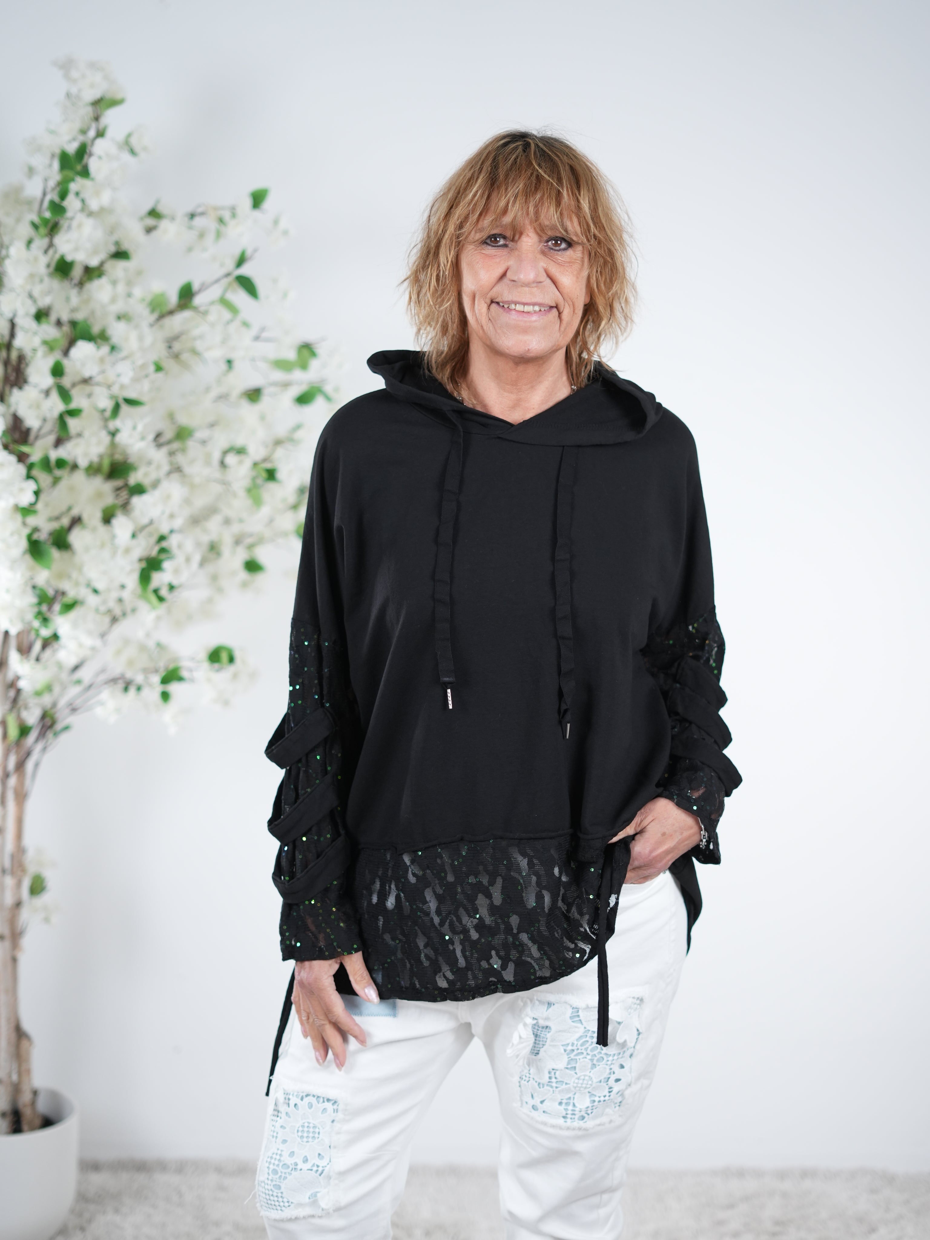 leichter Hoody mit auffälligen Ärmeln und Spitze am Abschluss One Size (ca Gr. 40-44) Schwarz