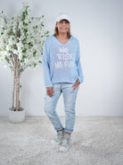 leichter Strickpulli mit Kapuze und Schriftzug