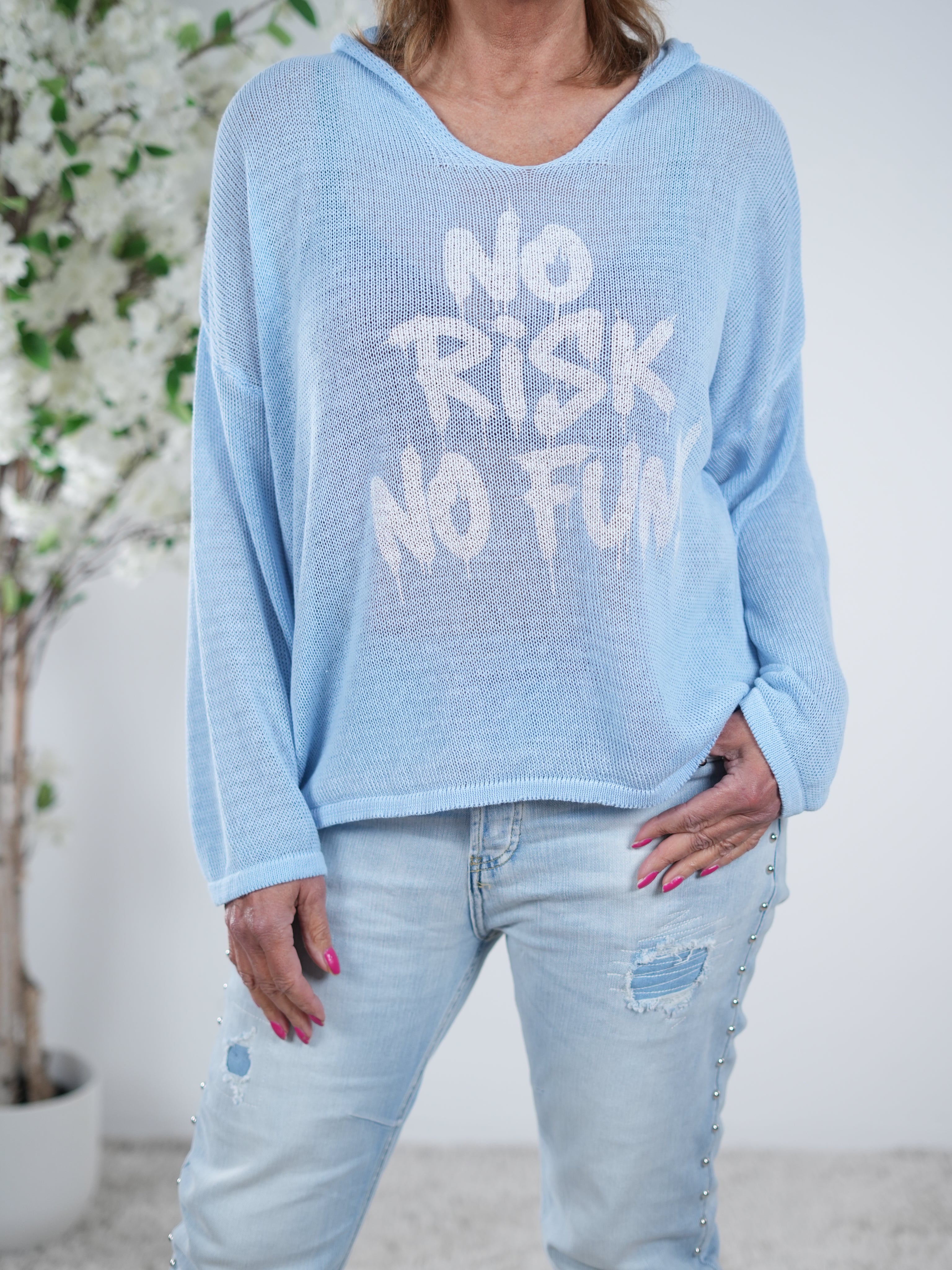 leichter Strickpulli mit Kapuze und Schriftzug