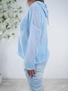 leichter Strickpulli mit Kapuze und Schriftzug