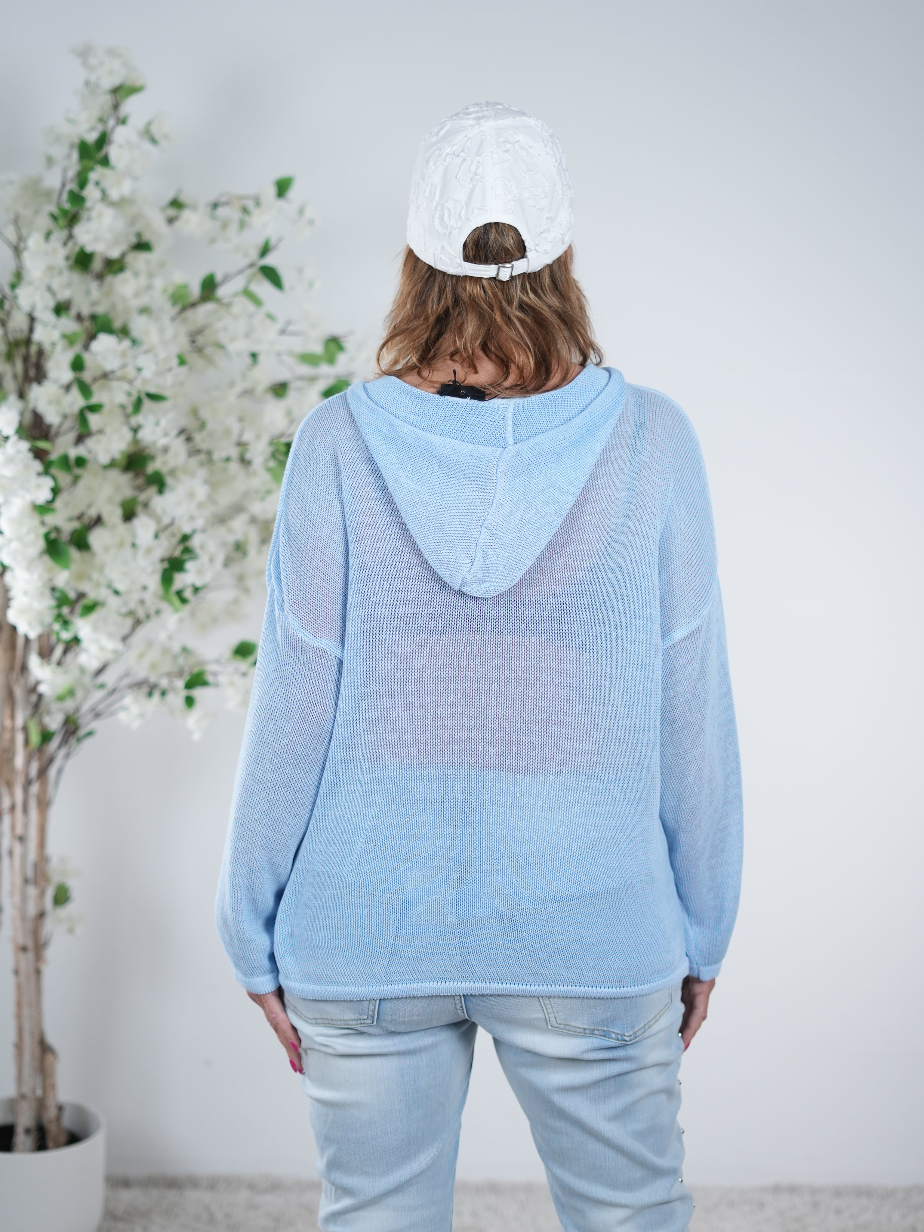 leichter Strickpulli mit Kapuze und Schriftzug