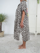 Leichtes Leo Kleid mit Neon Motiv