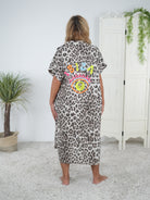 Leichtes Leo Kleid mit Neon Motiv