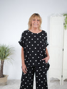 Leichtes oversized Shirt im Vokuhila Schnitt und Dot Design Schwarz
