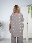 Leichtes oversized Shirt im Vokuhila Schnitt und Dot Design