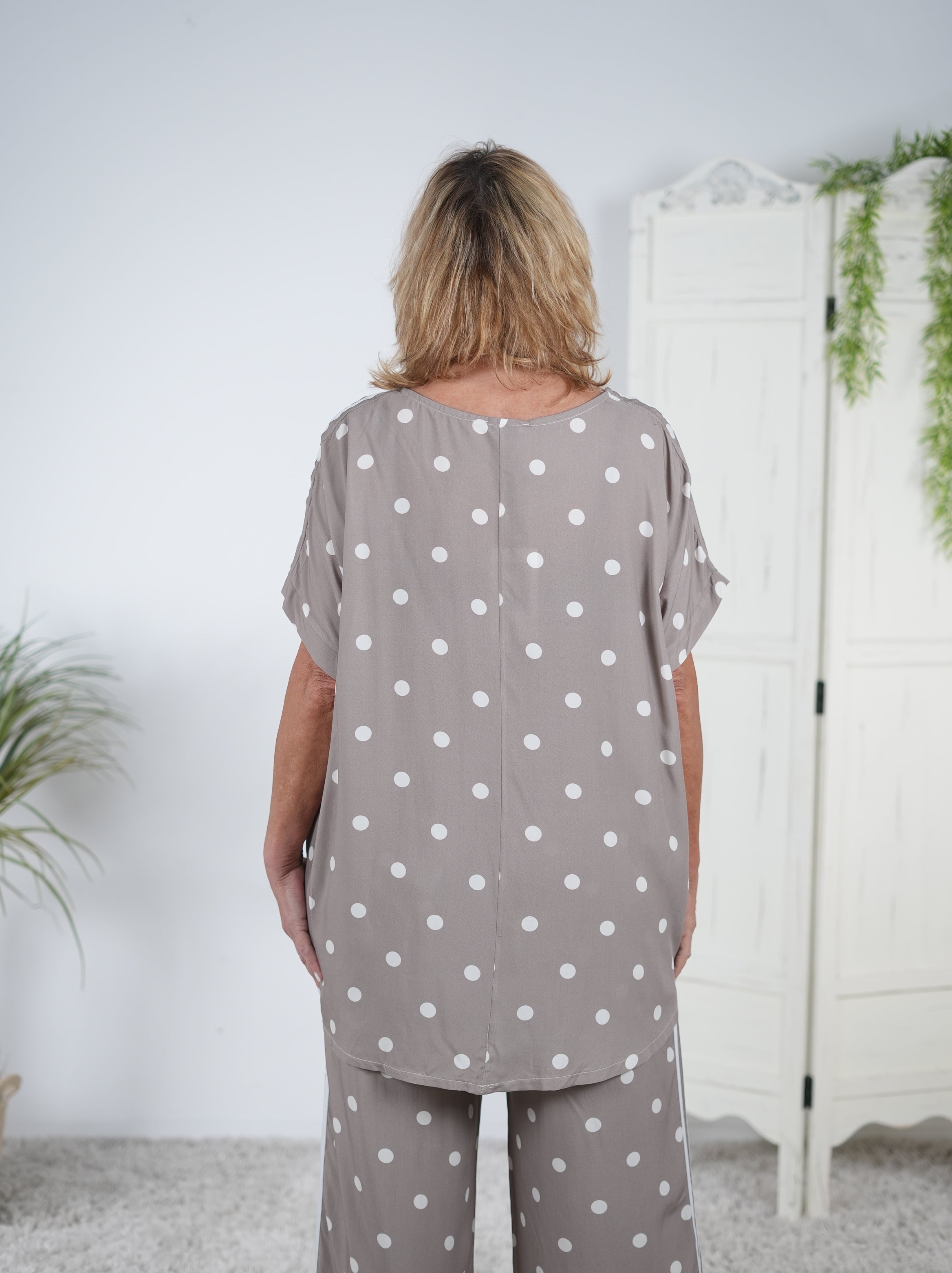 Leichtes oversized Shirt im Vokuhila Schnitt und Dot Design