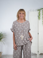 Leichtes oversized Shirt im Vokuhila Schnitt und Dot Design