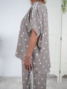 Leichtes oversized Shirt im Vokuhila Schnitt und Dot Design