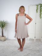 Leichtes Plissee Kleid mit Rüsche