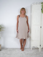 Leichtes Plissee Kleid mit Rüsche