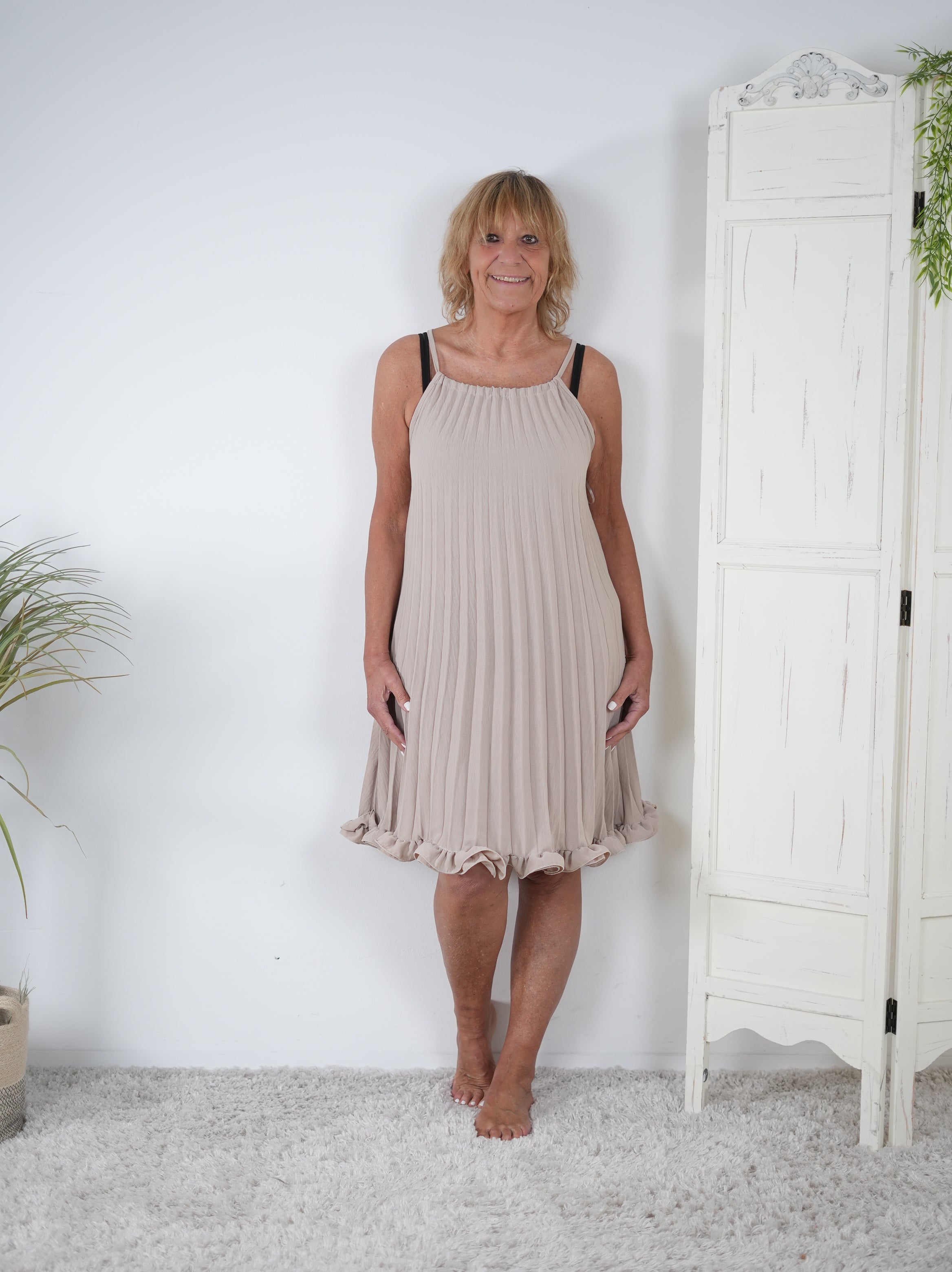 Leichtes Plissee Kleid mit Rüsche