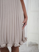 Leichtes Plissee Kleid mit Rüsche