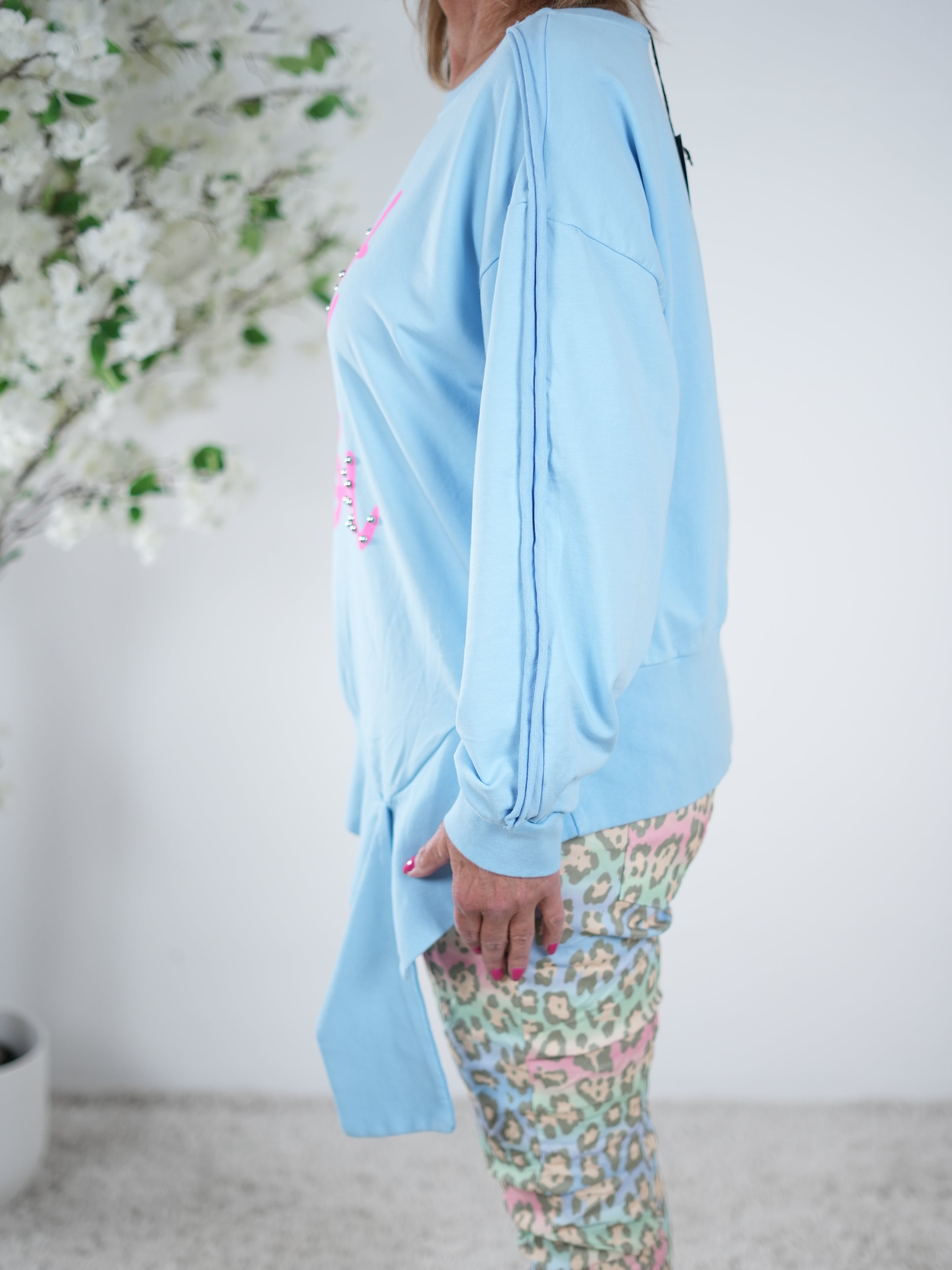 leichtes Sweaty mit breitem Abschluss im asymmetrischem Schnitt