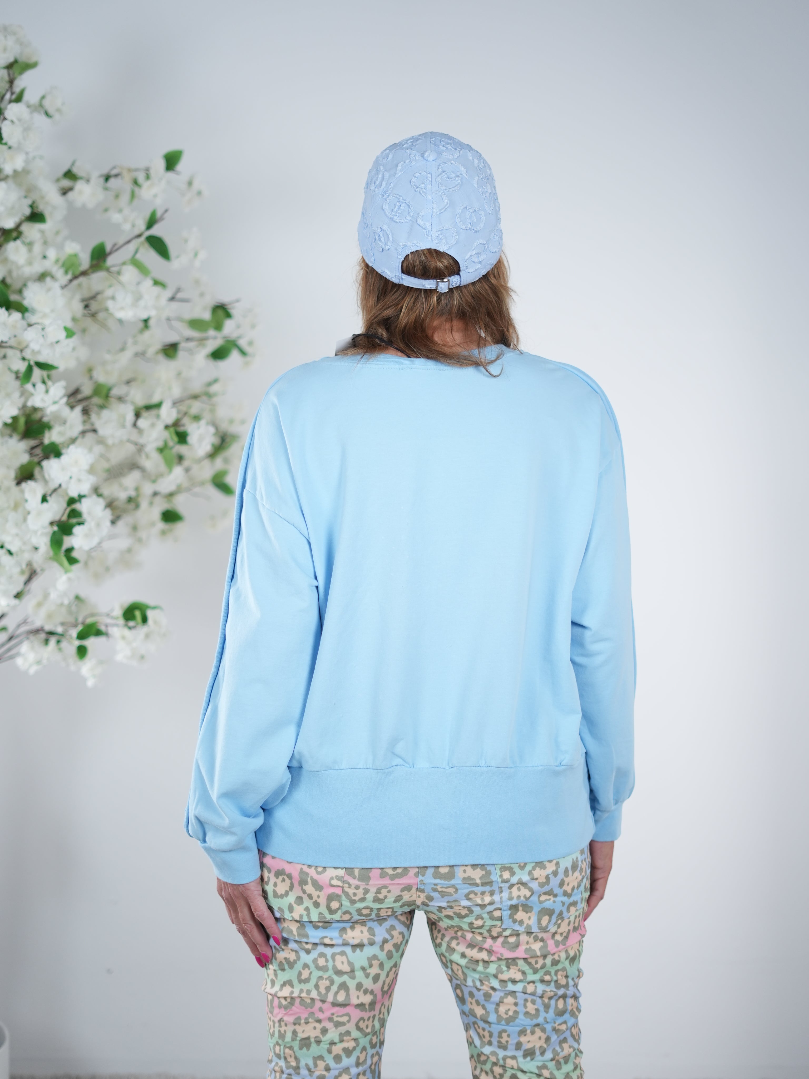 leichtes Sweaty mit breitem Abschluss im asymmetrischem Schnitt