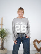 leichtes Sweaty mit Rundhalsausschnitt und "Malibu" Print