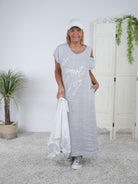 Leinen Kleid mit Cut Outs und Schriftzug Grau