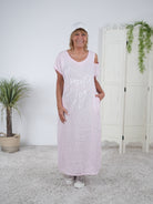 Leinen Kleid mit Cut Outs und Schriftzug Rosa