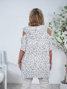 Leinen Shirt mit Cut Outs im Leo Look
