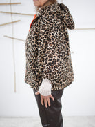 Seitliche Ansicht einer Damen-Leo-Jacke mit Fledermausärmeln und orangefarbenem Reißverschluss