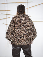 Rückansicht der leo bedruckten Oversize-Jacke für Damen mit Kapuze