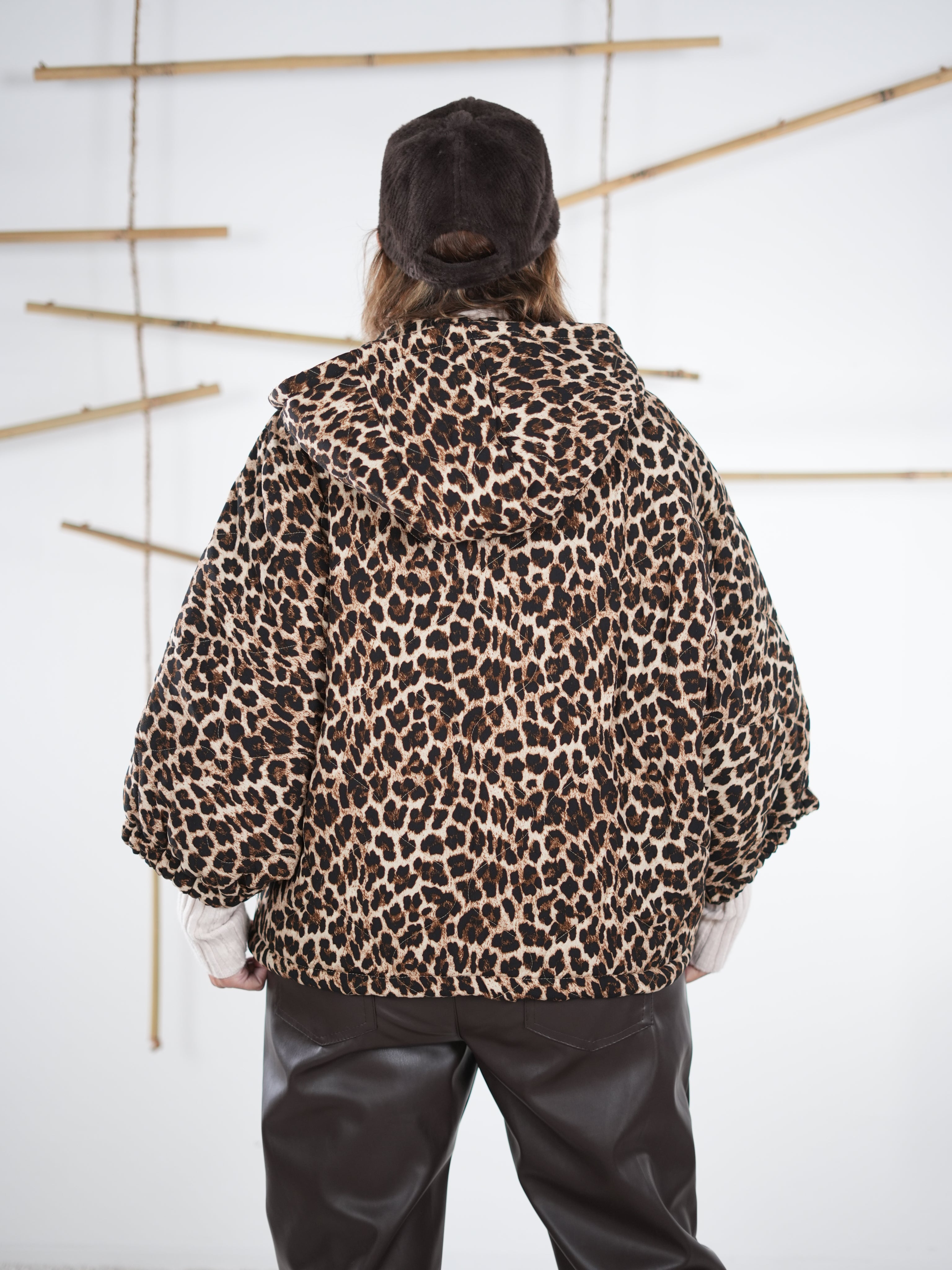 Rückansicht der leo bedruckten Oversize-Jacke für Damen mit Kapuze