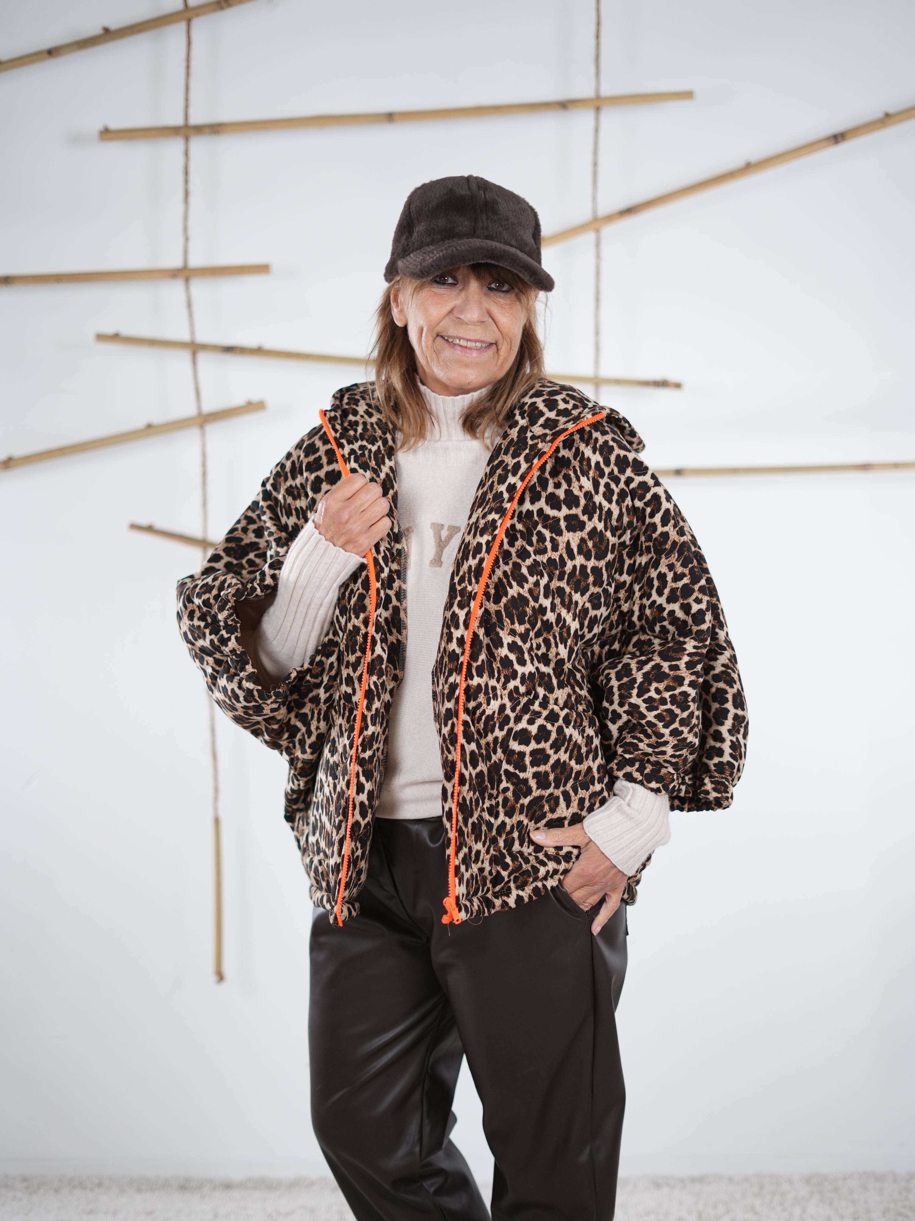 Damen-Leo-Jacke mit Fledermausärmeln und orangem Reißverschluss, Detailaufnahme seitlich