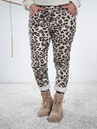 beige damen jogpant in feincord im leo print. frontansicht