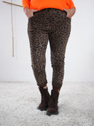 schoko farbene leo Jogpant im lässigem schnitt. frontansicht mit seitlichen Eingriffstaschen