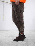 schoko farbene leo Jogpant im lässigem schnitt. seitliche Ansicht