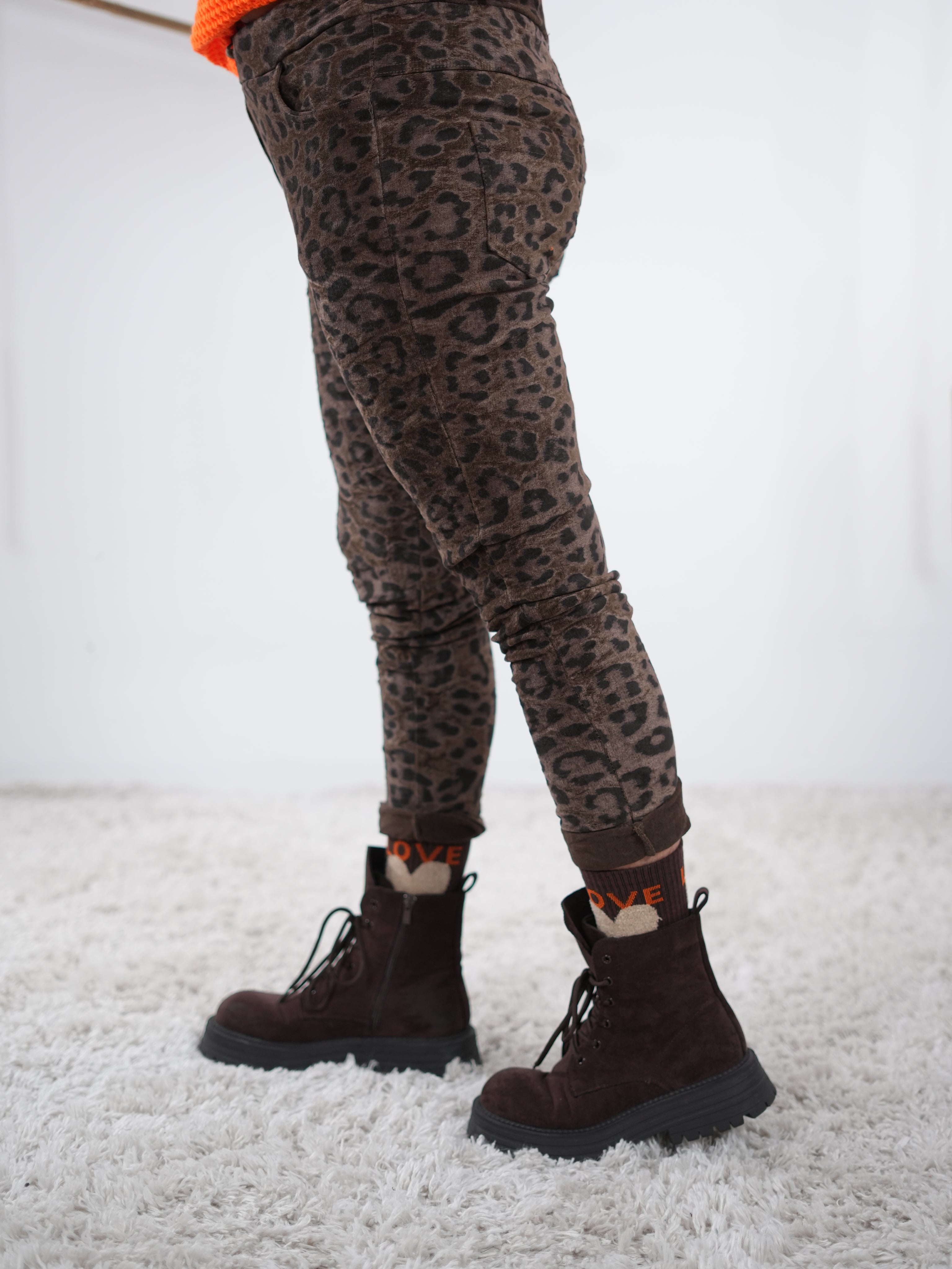 schoko farbene leo Jogpant im lässigem schnitt. seitliche Ansicht mit gestrecktem bein