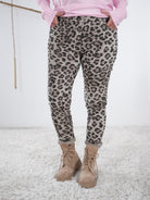 taupe farbene leo Jogpant in Feincord. frontansicht.