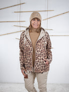 Beige Leo-Sweatjacke mit Kapuze und Reißverschluss in der Vorderansicht.