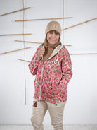 Pinkfarbene Leo-Sweatjacke mit Kapuze in halbseitiger Frontansicht.