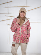 Pinkfarbene Leo-Sweatjacke mit Kapuze und Reißverschluss in der Vorderansicht.