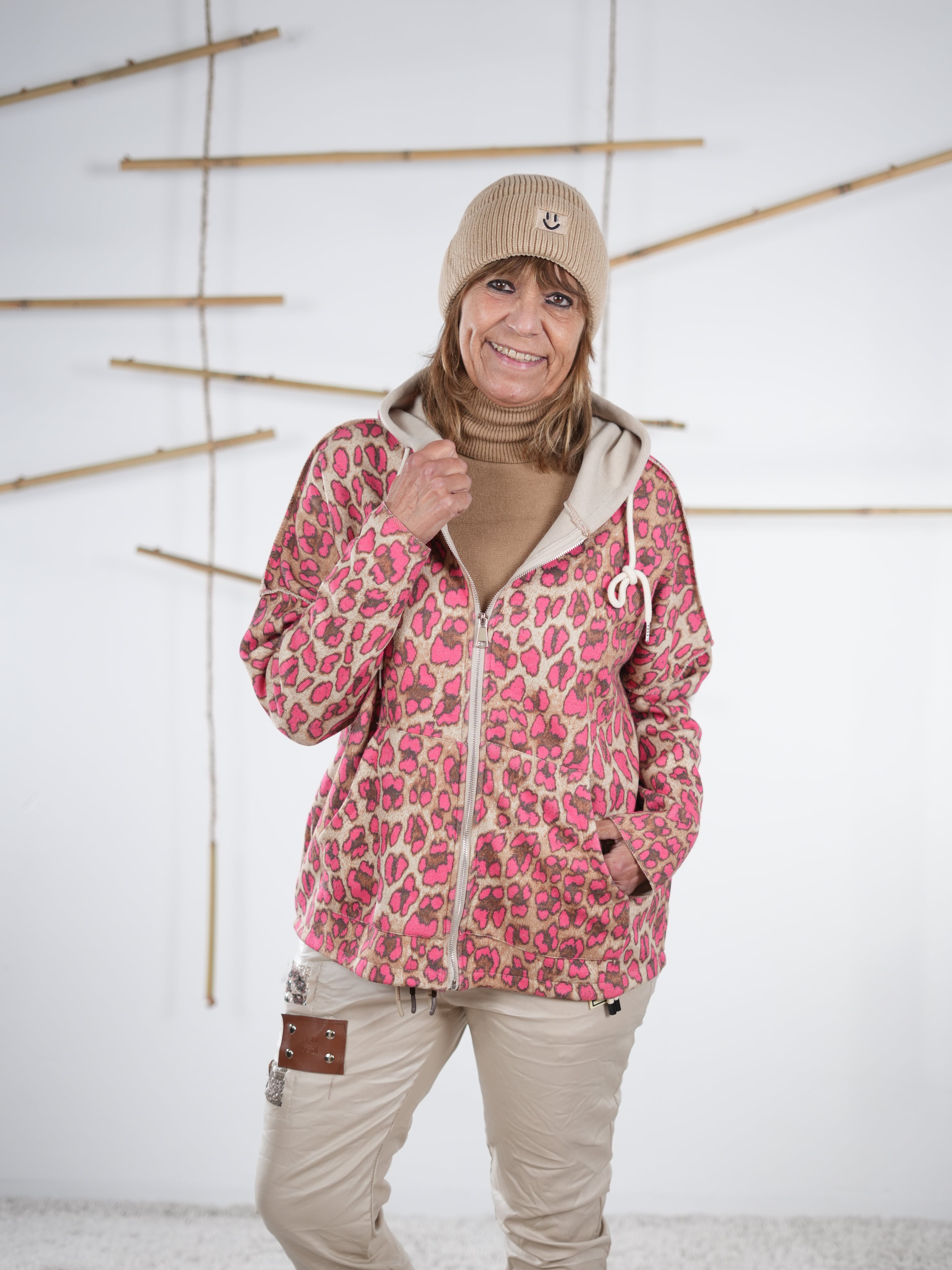 Pinkfarbene Leo-Sweatjacke mit Kapuze und Reißverschluss in der Vorderansicht.