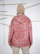 Rückansicht der pinken Leo-Sweatjacke mit Kapuze und Leo-Print.